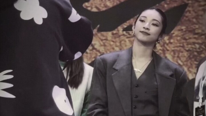 Jangan gunakan pisau jas untuk menyerangku!!