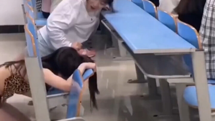 الشخص سيء الحظ الذي يضحكك في كل مرة تراه