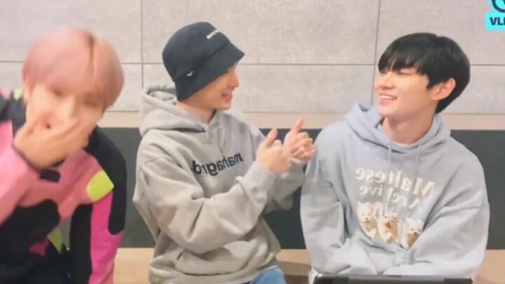 【آن هيون سيوب】عندما تصبح مبتذلًا وتشتهر به، ثم يكتشف زملاؤك في الفريق ذلك...