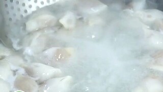 Maksud saya, ternyata pangsit beku cepat tidak akan hancur jika dimasak dengan cara ini. Coba coba l