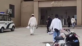 تم الكشف عن قيام حراس الأمن في المدارس بسرقة الطعام الجاهز من الطلاب