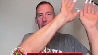 国外一老哥按照大家的意见跳手势舞，嘴上拒绝，但却一一照做了！