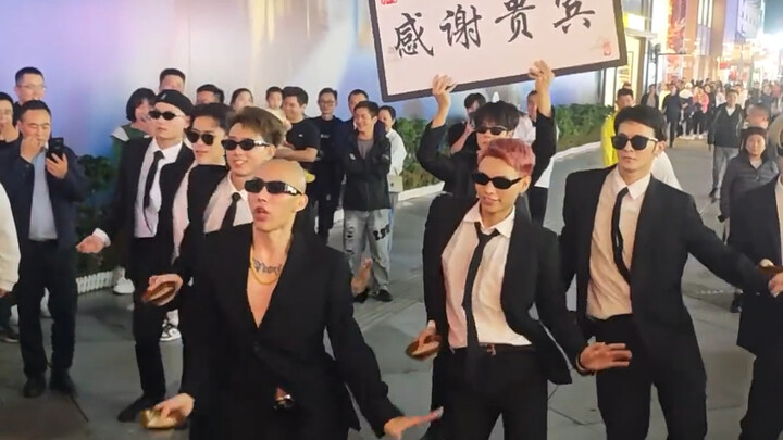 On Chengdu’s Chunxi Road, a “net celebrity livestream” from a passerby’s perspective!