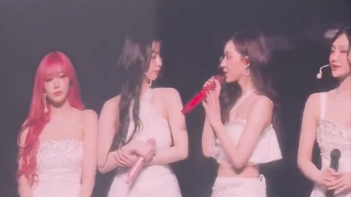 จะมองอย่างไรที่ตอนที่หนิงอี้จั๋วพูดภาษาจีน ผู้ชมในฮอลล์ต่างส่งเสียงเชียร์กันกระหึ่ม ขณะที่เพื่อนร่วม