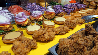 พายไก่หนา! เบอร์เกอร์ไก่รสเผ็ด - อาหารข้างทางเกาหลี
