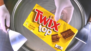 TWIX Ice Cream Rolls with Chocolate & Caramel - ไอศกรีมที่น่าพึงพอใจที่สุด โกงอาหารวัน - ASMR