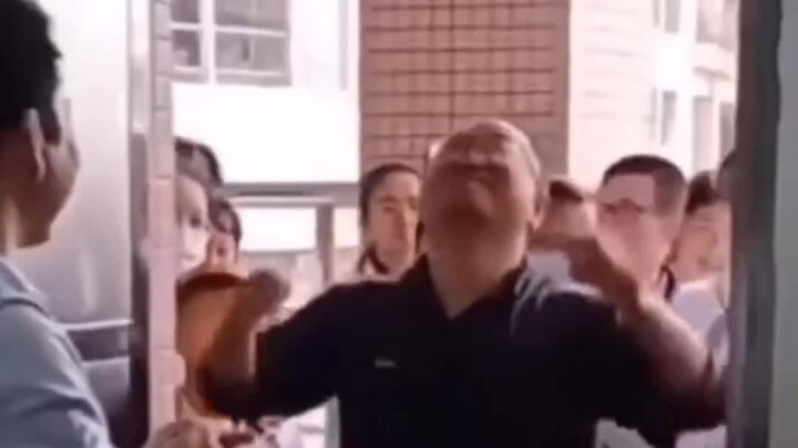 Lũ trẻ làng Nam bắt nạt tôi già yếu, một cú đá bay xa hai dặm.