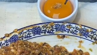 قال المدير إنه ماهر جدًا في صنع البيض المصبوب، وطلب مني تصويره. أخيرًا تذوقتُ البيض المصبوب غير الما