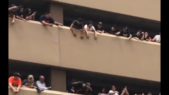 Một quý cô bị rơi mũ, rồi được trả lại cho cô một cách vô cùng ấn tượng!