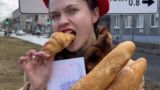 俄罗斯妹子假装在法国