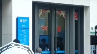 偶遇龙叔（成龙）在武汉光谷拍戏 应该是新电影 抢劫银行的