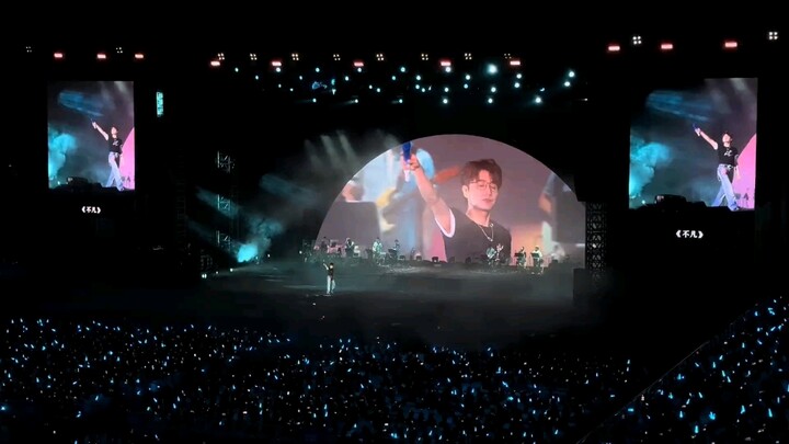 "Extraordinary" เป็นฉากฝึกซ้อม นี่เป็นเพลงที่ 29 ที่เขาร้องแล้ว...