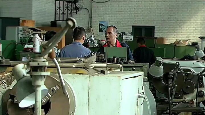 An eighth-grade machinist moved to a private company, saw his salary multiply by dozens of times, on