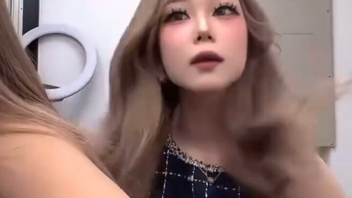 Highlights from a foreign beauty’s livestream (Japan)