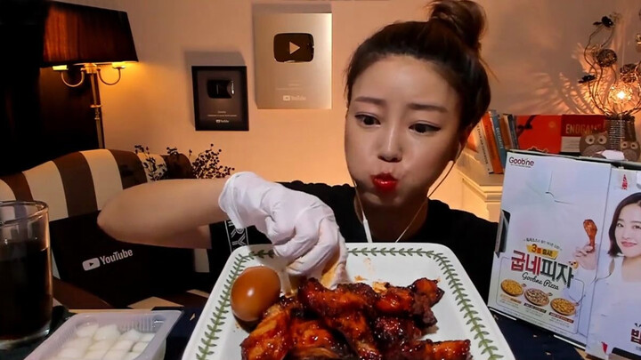 Dorothy多萝西吃麻辣炸鸡，火辣和麻辣两种感觉让人无法拒绝！