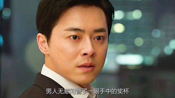 The man casually glanced at the trophy in his hand, then suddenly darted backward—and in the next in