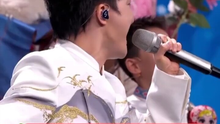 The first burst of laughter of the New Year came from Zhou Shen, haha.