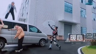 Dilireba tặng ô cho NPC~ Nếu mình là diễn viên quần chúng thì mình sẽ rất yêu Dilireba, cô ấy thực s