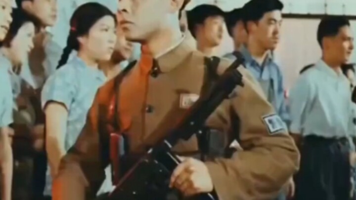 Nước Trung Hoa mới đã ra đời hơn bảy mươi năm, vậy mà vẫn còn những người quỳ gối