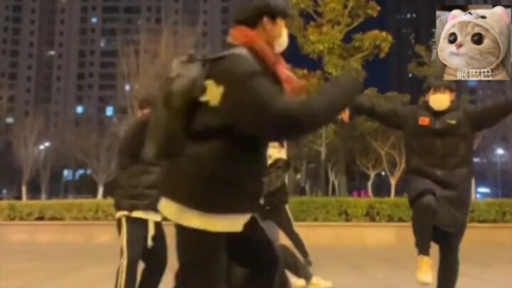 Boys imitate anime opening sequences, and netizens joke: “This is even messier than the Shadow Legio