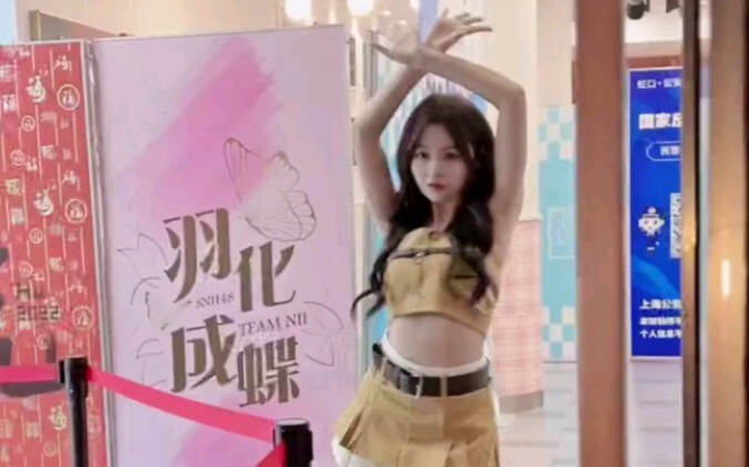 [SNH48][Yan Qin] Sister Qin dances "Can't Turn It Off" outside the theater.