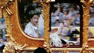 同是英女王出场，剧版VS真人版，剧版眼神写满了害怕，反差真大！