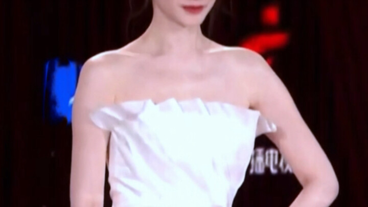 Oh my gosh, no wonder she’s the公认的 school beauty—no wonder the teacher always has her sit in the fro