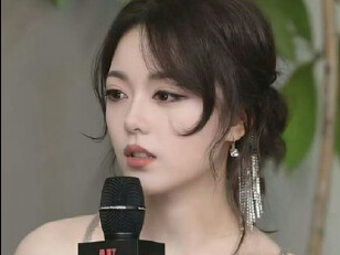 โอ้โห โอ้โห! ทำไมจู่ๆ ก็กลายเป็นสาวสวยสดใสแบบนี้ล่ะ? ความงามที่ทำให้คนไม่ใช่แฟนยังต้องตะลึง ไลเนอร์ต