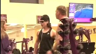 กรี๊ดในยิมเพื่ออัดวิดีโอ