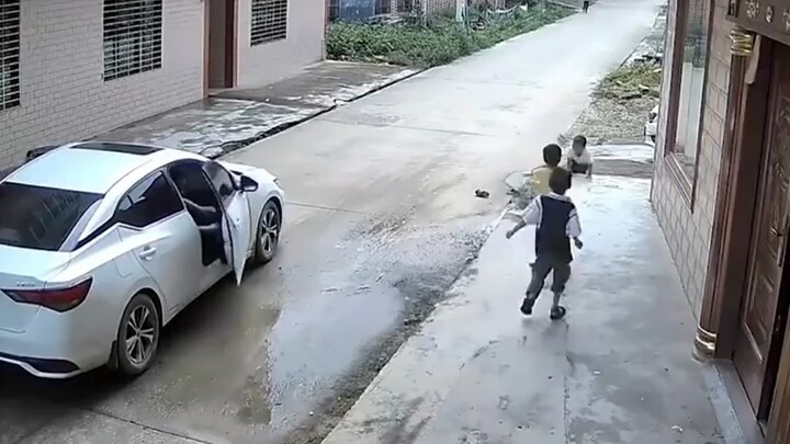 ระวังเด็กใกล้ถนนหน้าบ้านในชนบท