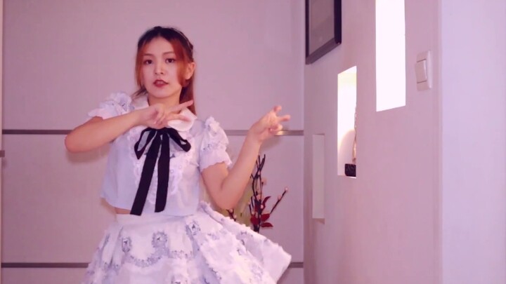 [Commemoration of Mayu Watanabe's retirement] Put on her stage costume, dance with the heart banner 