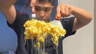 Bagaimana rasanya punya teman sekamar yang punya warung di rumah?