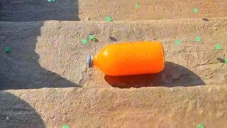 楼梯滚瓶子爆破解压时刻