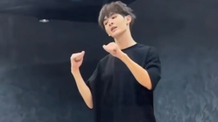 Ya ampun, apakah wajahnya terus muda seiring bertambahnya usia?? Bagaimana bisa warna rambutnya beru