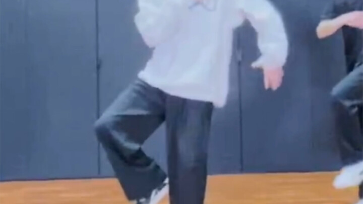 رقص ليانغ دي بسيط كالتنفس تمامًا—ليانغ تشن يوان من فرقة Enhypen