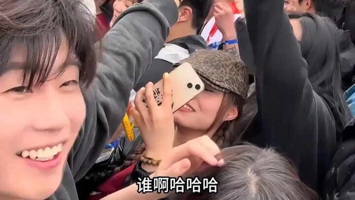A man found an ID card at a concert, asked passersby loudly for it, and finally successfully returne