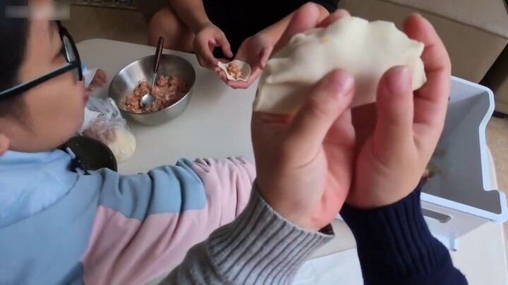 It turns out that it is so difficult for a 4-year-old child to make a dumpling