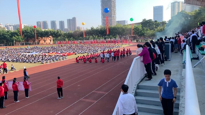 Lớp lừa dối cả trường trong lễ khai giảng.jpg