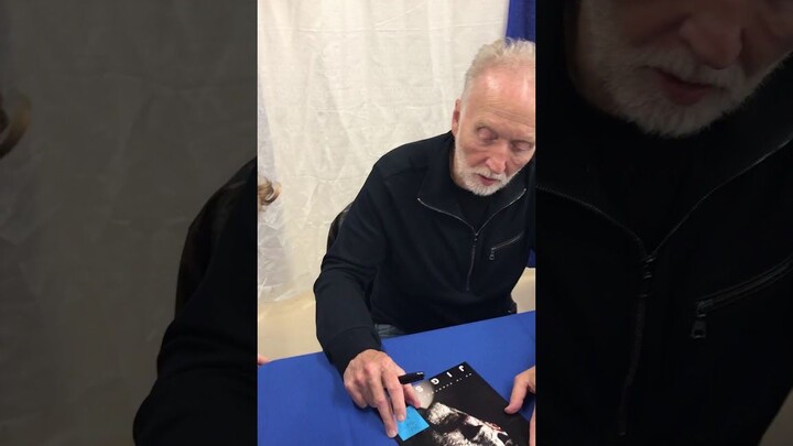 เด็กแสบไปหาคุณตาโทบิน เบลล์ ผู้สร้างภาพยนตร์เรื่อง "เลื่อยกระดูก" เพื่อขอลายเซ็น และยังอยากชวนคุณตาว