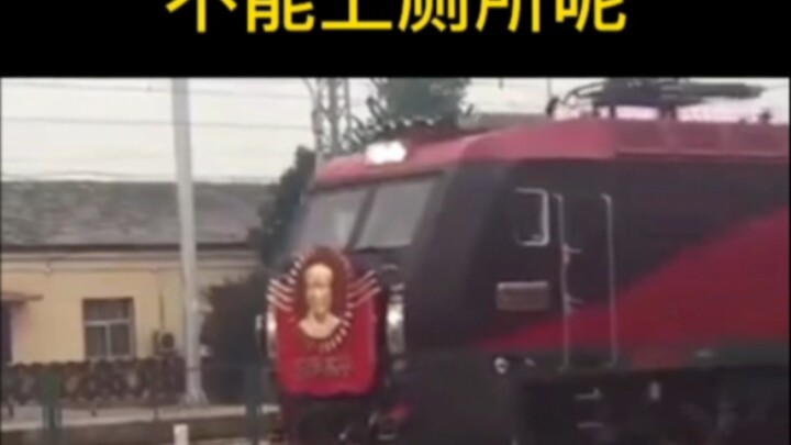 Tại sao khi tàu dừng ga lại không được đi vệ sinh?