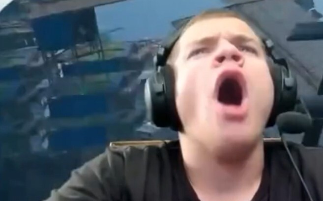 อย่าเกาเท้าพี่น้องชายของคุณอีกเลย