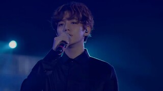 عندما تكون أغنية "Moonlight" (الضوء القمري) مقتصرة فقط على الصوت البشري والطبول، يكون صوت كل من الشخ