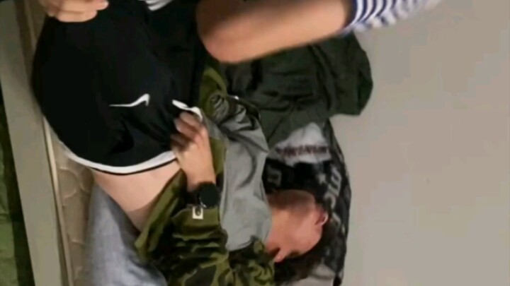 Satu orang bertarung melawan seluruh asrama 😅