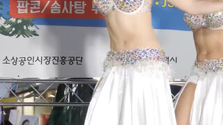 我愿称之为肚皮舞之神，身材太爆了