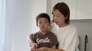 他俩真像一家人！