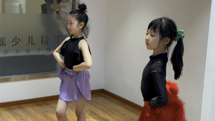 跳舞一定要拉上好闺蜜.