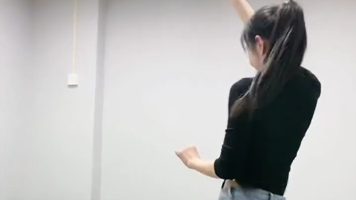 Kibaskan bagian belakang celana jins ketatmu, kamu gadis tercantik!