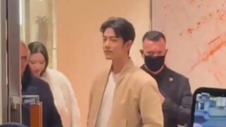 这里肖战一直站在门口，让大家看个够。保镖（警惕的表情）：爱的负担