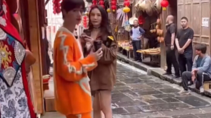 Ding Chengxin, Yang Mi, and Kaili Caught on Candid Camera