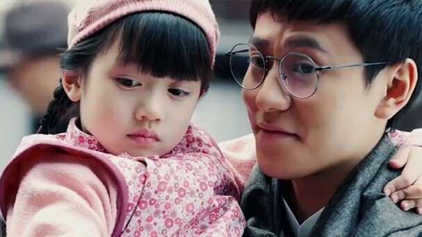 Cô bé rất vui mừng. Hai chàng trai đẹp trai đang tranh giành tình yêu của cô bé. #ThứcTỉnh